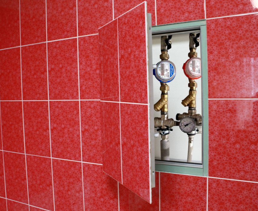 Before you hide the plumbing pipes in the bathroom, you need to make sure that they will be quickly accessible.
