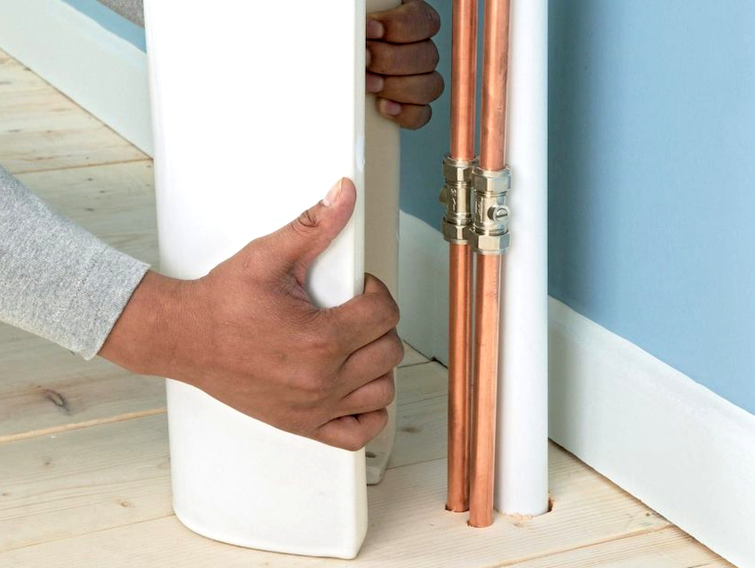 Puno je više mogućnosti za skrivanje cijevi za grijanje u privatnoj kući nego u gradskom stanu.
