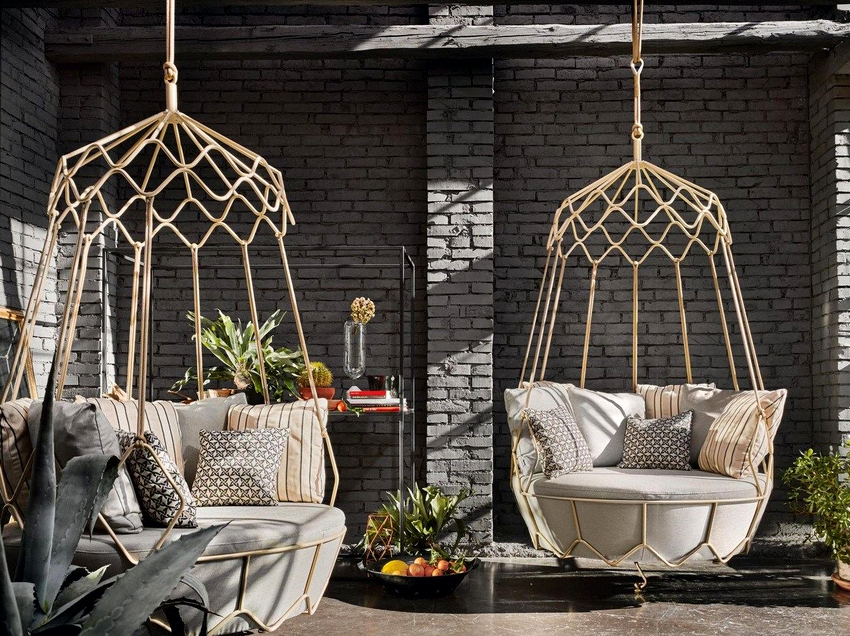 The advantage of a wicker hanging chair is that it can be used in the yard, on the veranda or even on the balcony.