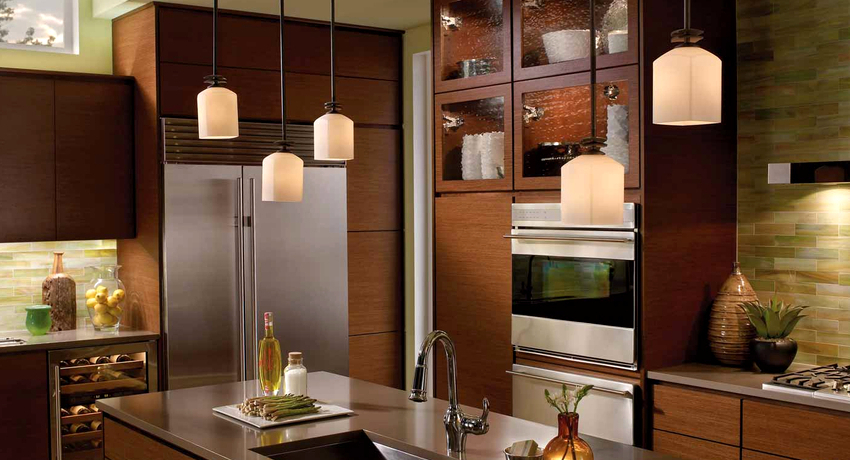 Untuk dapur yang memanjang, anda harus memilih pilihan untuk candelier, yang terdiri daripada beberapa warna yang terletak dalam satu baris