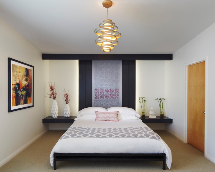 Un candelabru în dormitor este considerat nu doar un obiect funcțional, ci și un element de decor