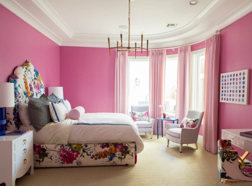 Candelabrele pentru un dormitor cu tavan întins trebuie alese în funcție de calitatea suprafeței