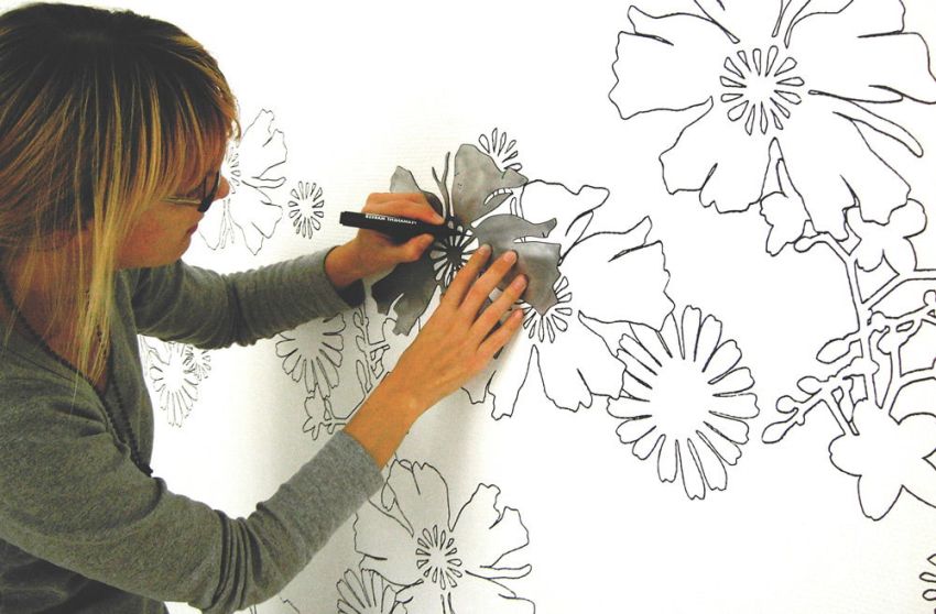 Having creativity, you can apply a pattern to the wallpaper with your own hand