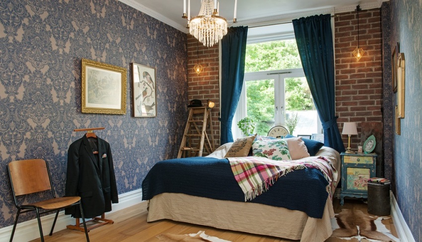 Dark and cool tones of wallpaper are great for south-facing rooms