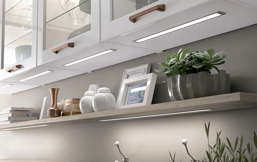 LED-belysning på kjøkkenet kan organiseres med et spesielt gjennomsiktig, avtakbart panel