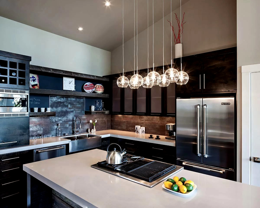 Ved hjelp av et bestemt alternativ for kjøkkenbelysning kan du justere rommets form og størrelse visuelt