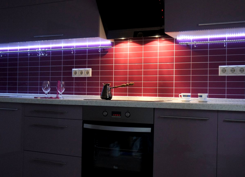 LED-stripe eller lamper, neonrør, lysrør brukes som dekorativ belysning.