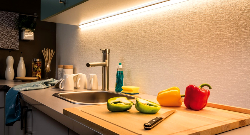 En populær og effektiv løsning er bruken av LED-belysning på kjøkkenet