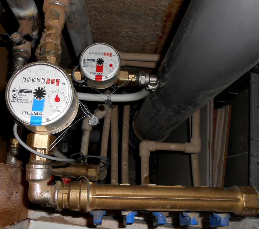 The metering device is inserted on metal pipes only if they are in a satisfactory condition