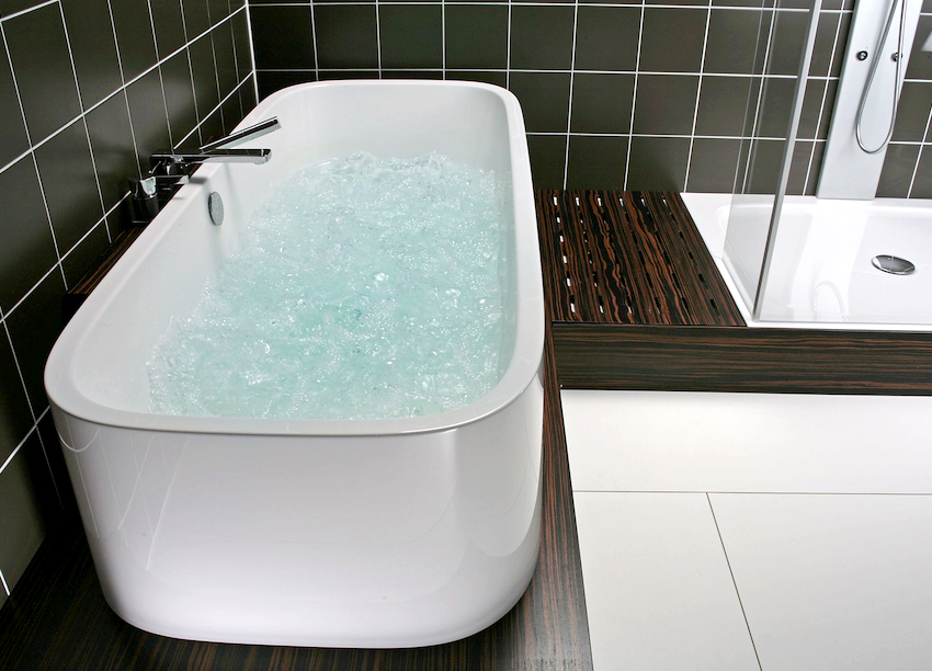 High aesthetic characteristics allow the freestanding bathtub to be installed anywhere in the room