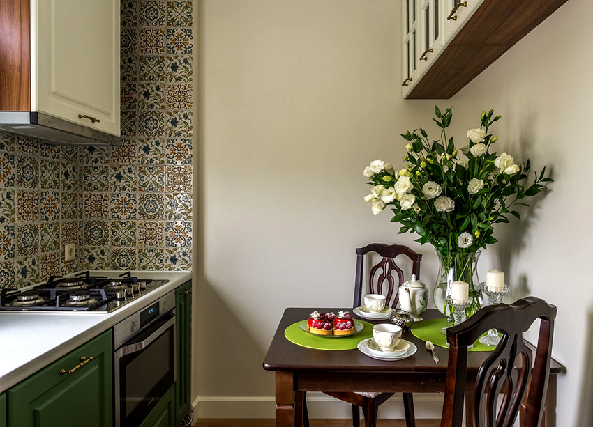 The apron in the form of a mosaic does not lose its relevance, as it looks bright and stylish
