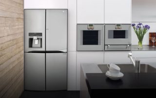 Side by side refrigerator: large volume and state-of-the-art functionality