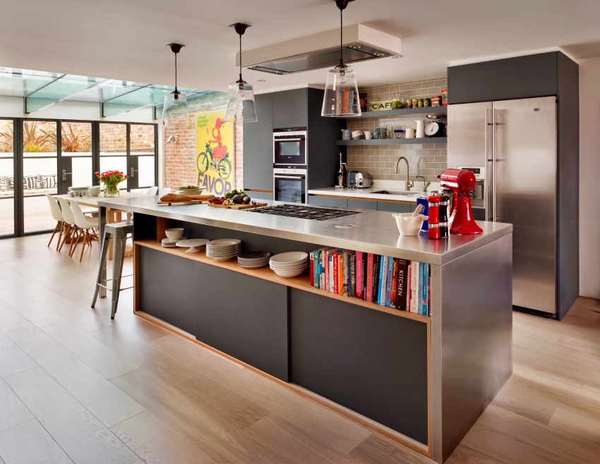 The option of combining closed cabinets and open shelves in the kitchen is very functional.