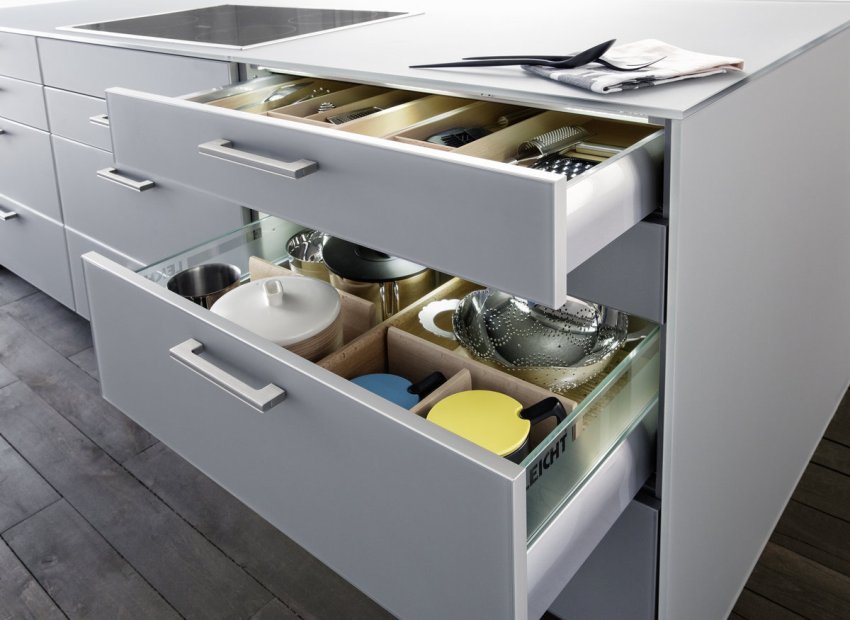 It is very convenient to store various kitchen utensils in the spacious pull-out boxes of the lower cabinets.