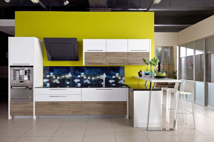 A glass panel above the stove and work surface will add luxury and uniqueness to the modern kitchen interior