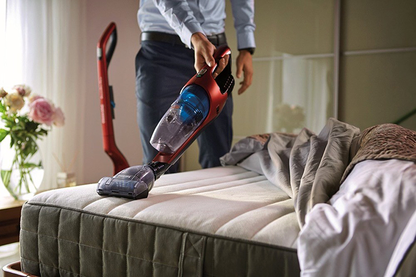 Philips FC6823 SpeedPro Max agile and powerful, transforms into a handheld vacuum cleaner
