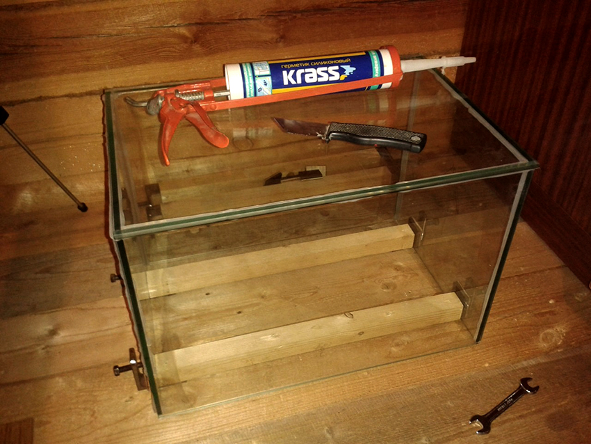 Krass sealant is suitable for gluing small aquariums or partitions inside the tank