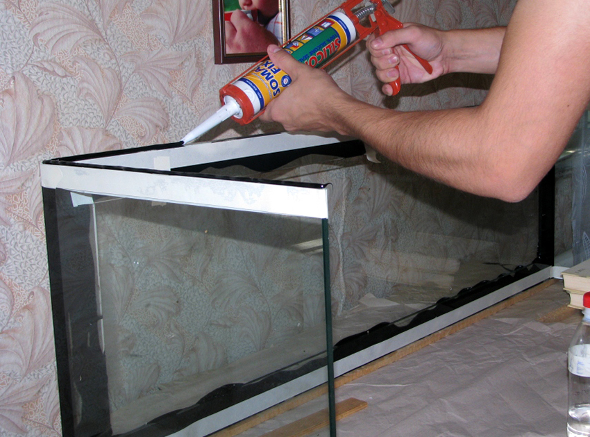Degrease the aquarium joints before applying the sealant.