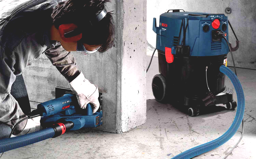 The Bosch GNF 35 CA wall chaser has a weight of 4 kg, a power of 1400 W and 9300 rpm