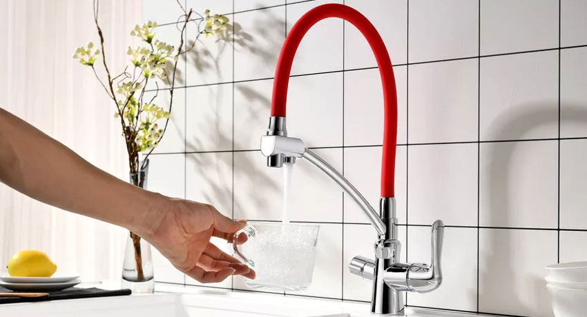 Kitchen faucet with flexible spout as a real way to improve your everyday life
