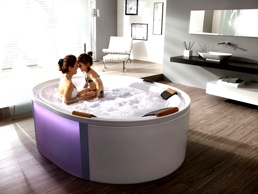 Large round or oval tubs will look good in the middle of the room