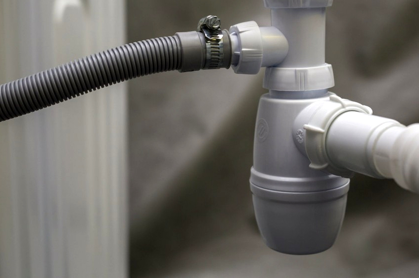 Etanșarea hidraulică poate fi în interiorul dispozitivului sanitar, dar în cea mai mare parte este montată separat