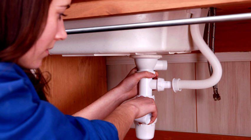 Capcana de miros pentru chiuvetă sau chiuvetă este echipată cu un sistem de preaplin - o conductă suplimentară, datorită căreia este exclusă posibilitatea inundării apartamentului