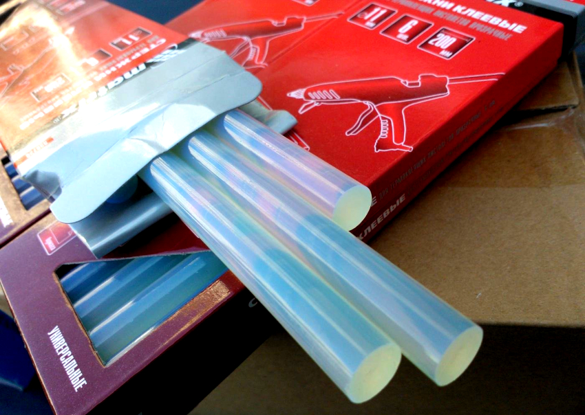 Ljepljivi štapići sastoje se od termoplastičnih polimera, smola i plastifikatora