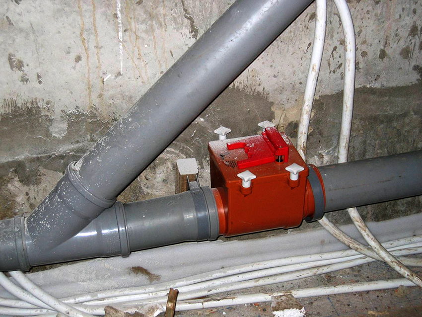 Before installing the valve, it is necessary to shut off the water supply in the apartment.