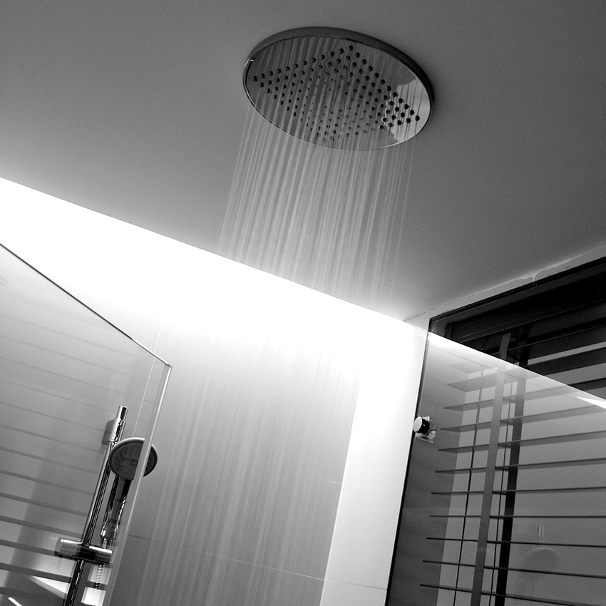When choosing a rain shower, you need to pay attention to such points as equipment, price, installation method, functionality