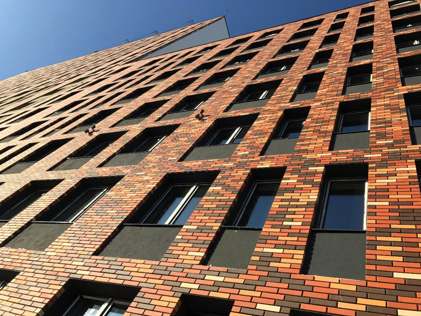 Facade panels for brick have a lot of advantages, one of which is the ability to use sheets on any surface