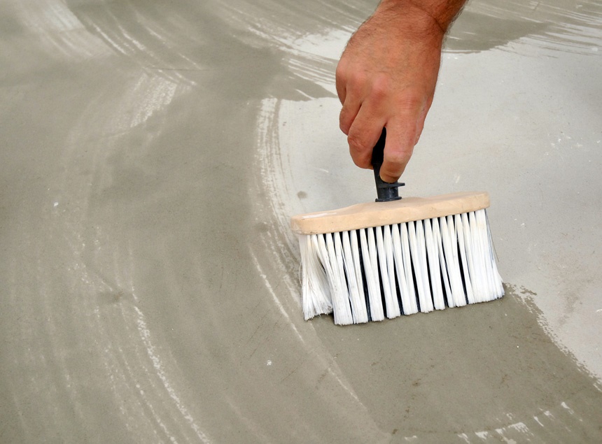 Akrilna ili epoksidna impregnacija može se koristiti za očvršćavanje betonskih površina prije izlijevanja poda.