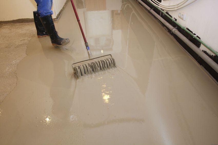 The composition of the self-leveling floor is poured onto the surface in small portions, distributed and leveled