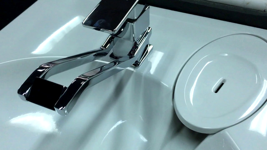 The depth of the sink with side drain does not exceed 15 cm