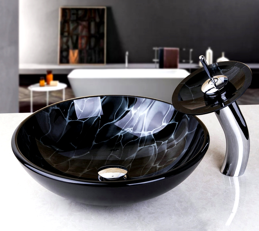 Na veličinu sudopera uvelike utječe materijal od kojeg je izrađen.