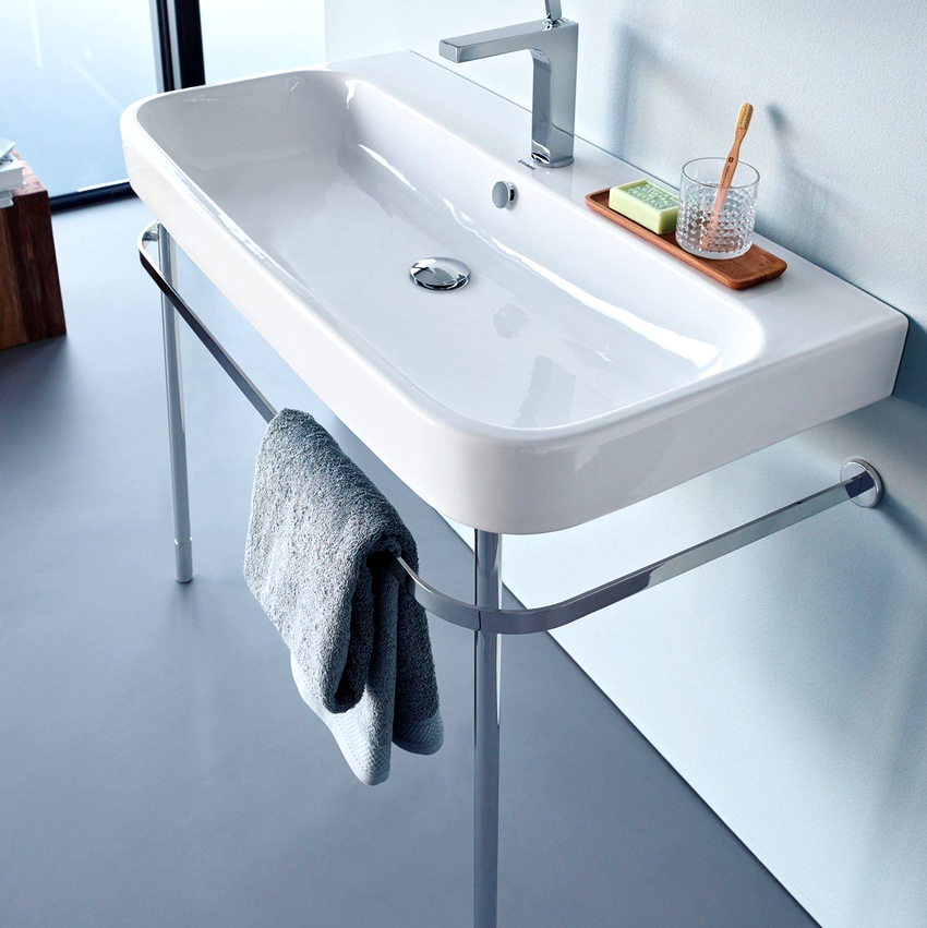 Viseći umivaonik za kupaonicu visi na zagradama ili se ugrađuje na metalni okvir