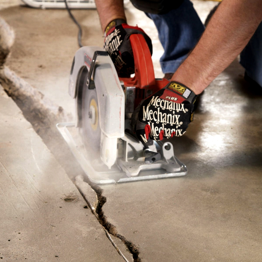 Regardless of the depth of the crack, with the help of a grinder, it is increased by another 10-15 mm