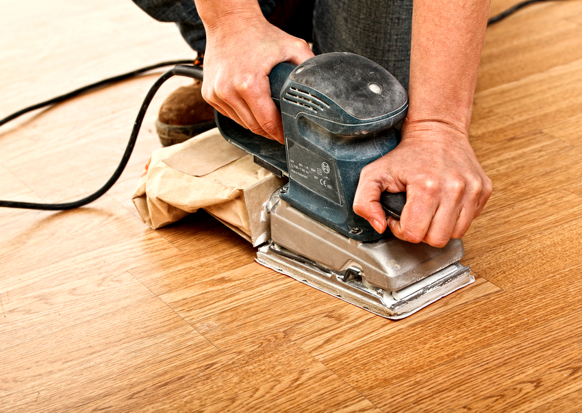 Brušenje drvenog poda može se izvesti ručno ili mehanički