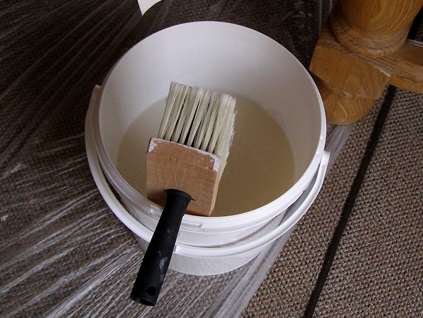 Dry mixes or ready-made glue are suitable for fixing the fiberglass