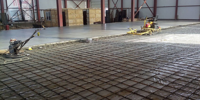 WTW application method involves the use of liquid topping, which is applied to wet concrete