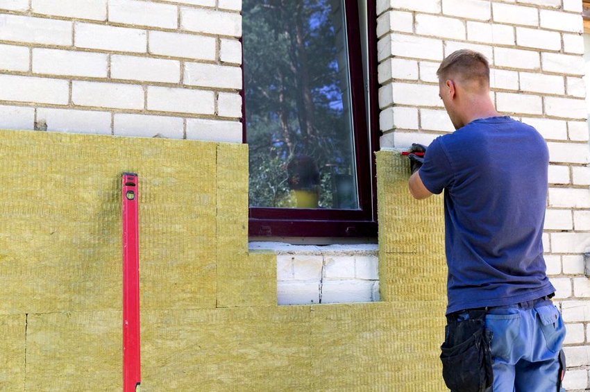 The most common materials for facade insulation are mineral wool and polymer insulators.
