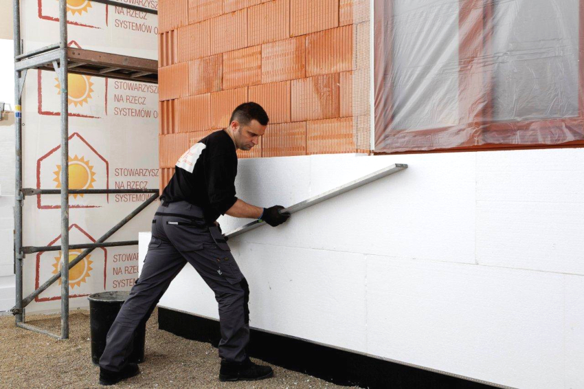 Styrofoam tidak menyerap kelembapan, sehingga dapat digunakan baik untuk penebat fasad dan untuk pondasi atau ruang bawah tanah