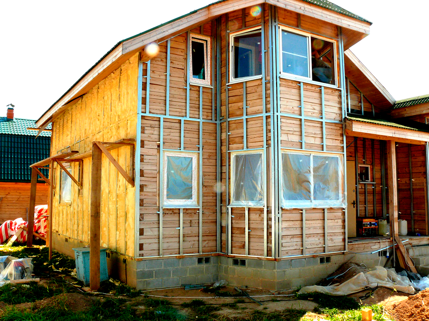 Ifølge lovgivningsmæssige dokumenter er isoleringen af ​​facaderne af huse opdelt i to- og trelags varmeisoleringsstrukturer