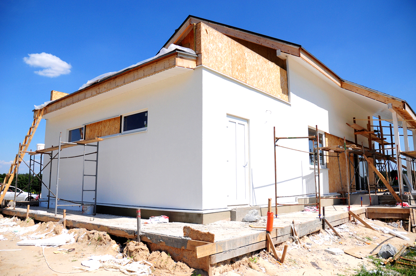 Izolaci fasády budovy je možné zahájit až po úplném dokončení zbývajících stavebních a opravných prací
