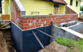 Isolering af husets fundament udefra: den bedste måde at beskytte bygningens fundament på