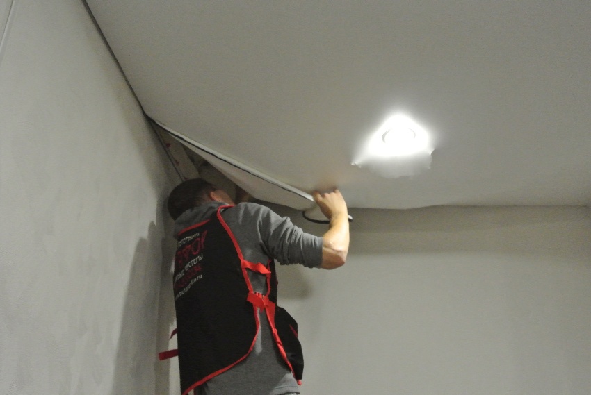 Uklanjanje stropa treba započeti uklanjanjem umetka koji se nalazi između zida i stropa
