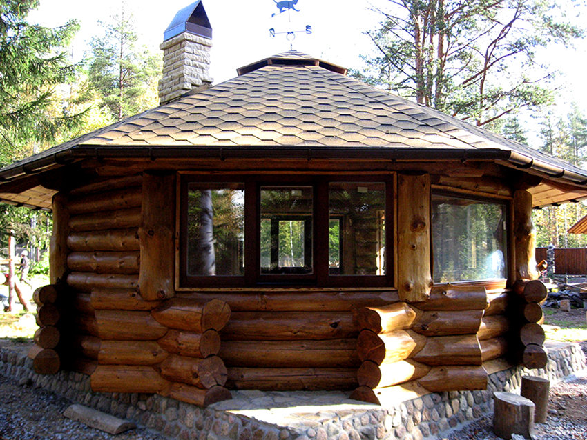 Pergolas made of solid or scraped logs look the most distinctive