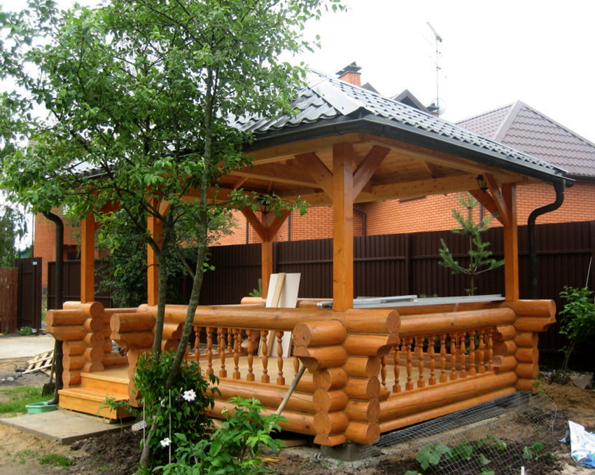 For the manufacture of such arbors, in addition to logs, a variety of materials can be used, for example, metal or glass.