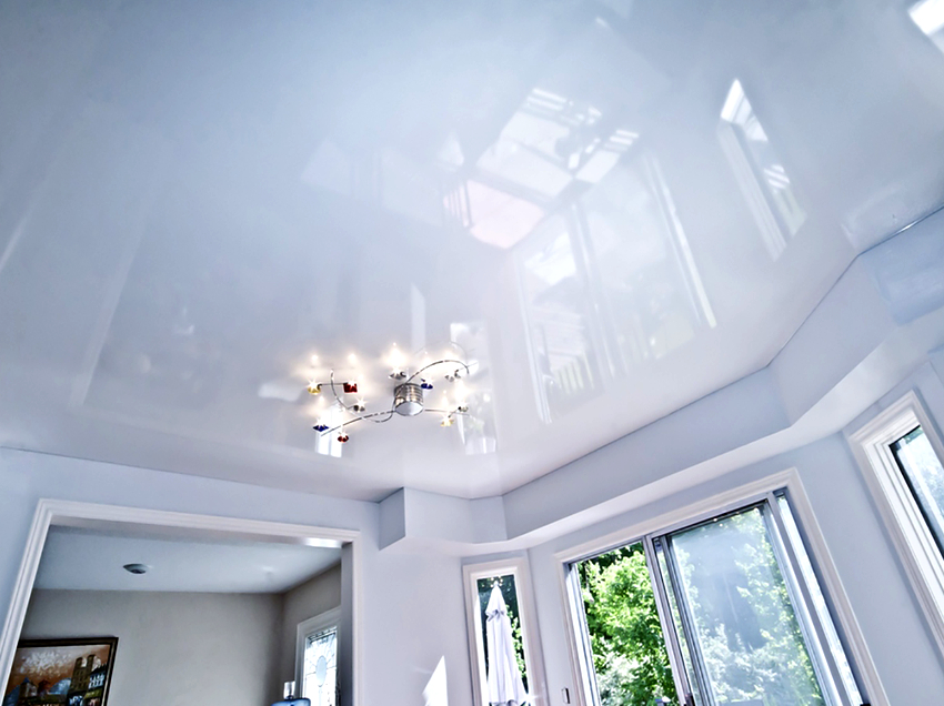 The white color of the ceiling is combined with any other tones, it is easy to choose a chandelier or spotlights for it