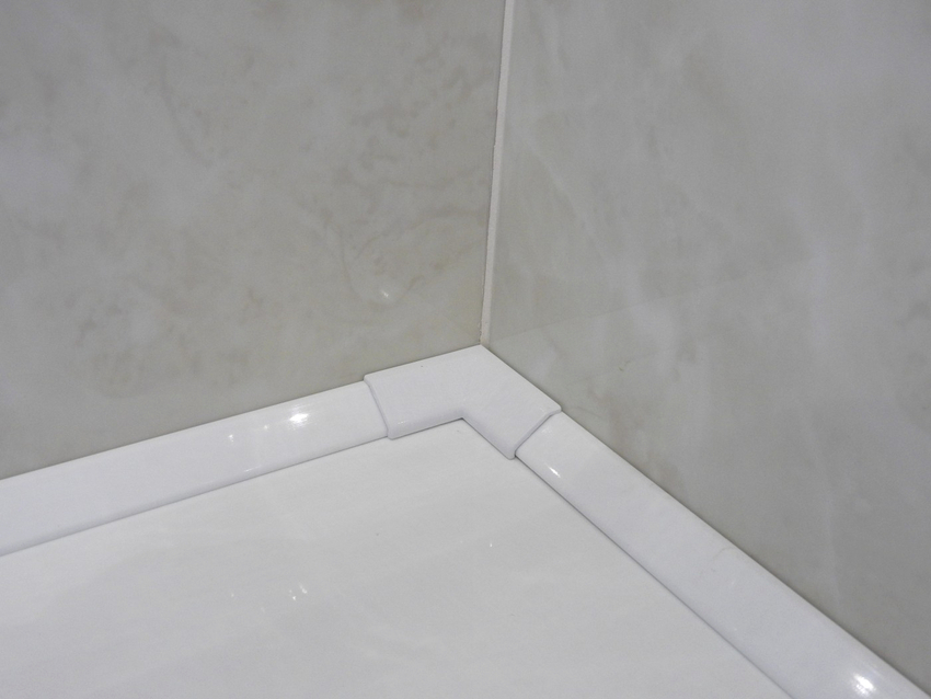 The installation of the tile border on the bath should start from the corner